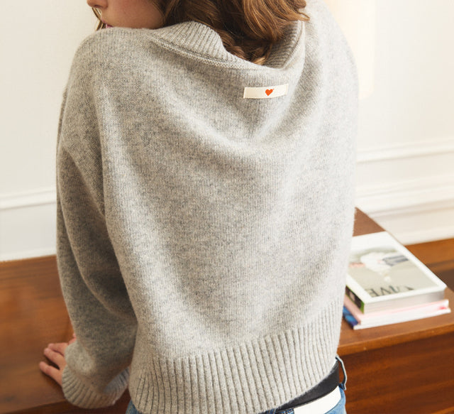 CLASSIC V-NECK KNIT PULLOVER - Black